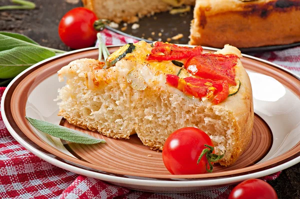 Focaccia met tomaten en knoflook — Stockfoto