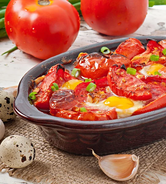 Tomates al horno con ajo y huevos — Foto de Stock