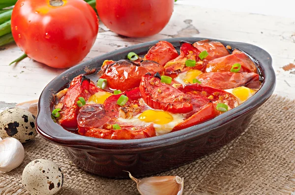 Baked tomatoes with garlic and eggs — Stock Photo, Image