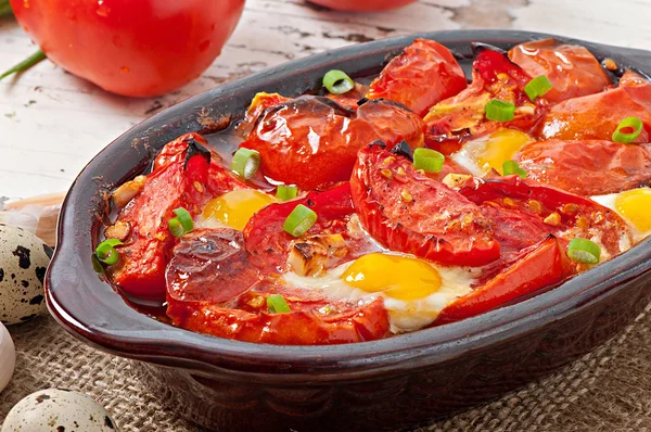 Tomates al horno con ajo y huevos — Foto de Stock