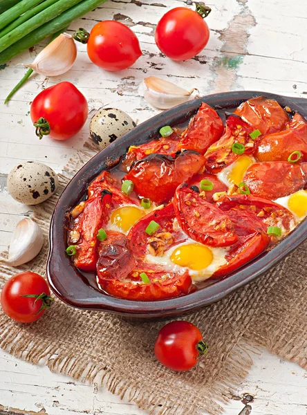 Gebackene Tomaten mit Knoblauch und Eiern — Stockfoto