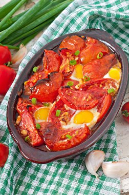 pişmiş domates sarımsak ve yumurta ile