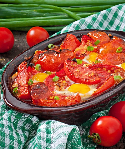 Pişmiş domates sarımsak ve yumurta ile — Stok fotoğraf