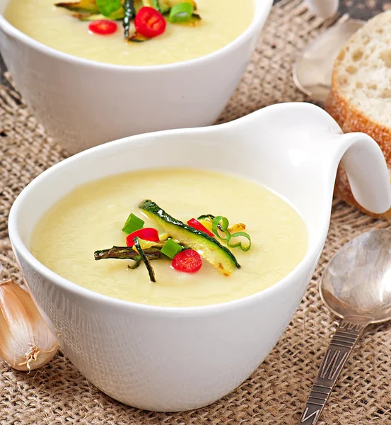 ズッキーニのクリーム スープ — ストック写真