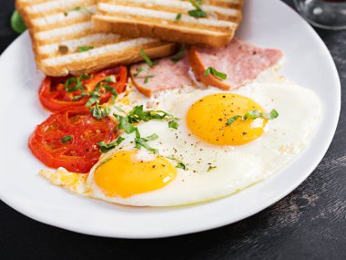 Jambonlu yumurta, domates ve tost. Lezzetli İngiliz Kahvaltısı. Kahvaltı..