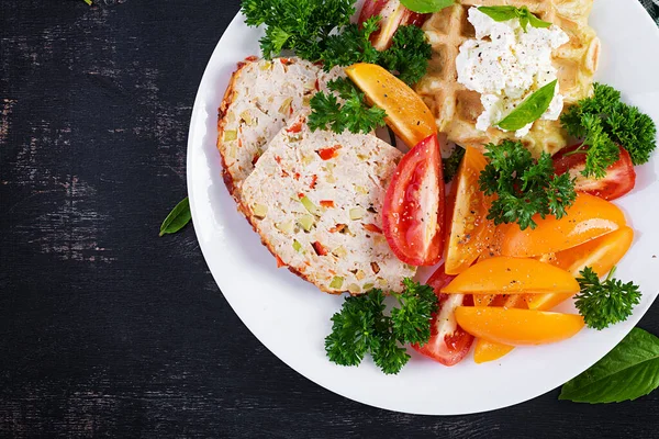 Micul Dejun Carne Pui Salată Proaspătă Vafă Prânz Sănătos Sau — Fotografie, imagine de stoc