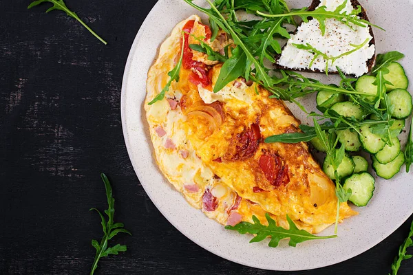 Snídaně Omeleta Rajčaty Sýrem Salátem Bílém Talíři Frittata Italská Omeleta — Stock fotografie