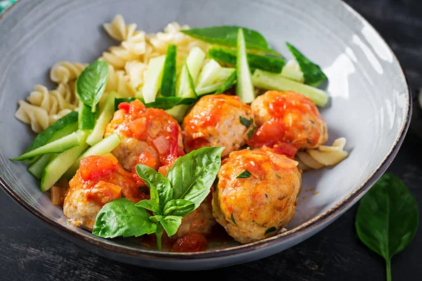 Pâtes Italiennes Fusilli Avec Boulettes Viande Concombre Basilic Sur Fond — Photo