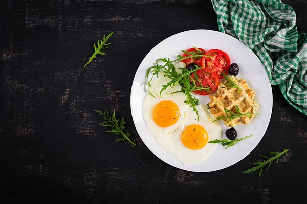 Frukost Med Zucchini Våfflor Stekta Ägg Tomat Svarta Oliver Och — Stockfoto