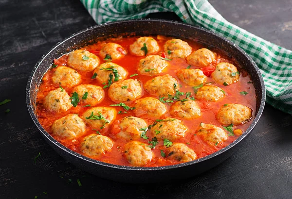 Köttbullar Tomatsås Stekpanna Mörk Bakgrund — Stockfoto