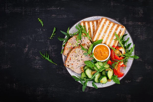 Carne Pui Salată Proaspătă Pâine Prăjită Prânz Sănătos Sau Cină — Fotografie, imagine de stoc