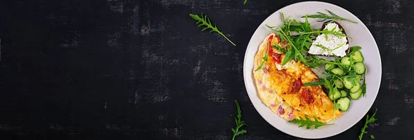 朝食だ トマトとオムレツ チーズとホワイトプレート上のサラダ Fritata イタリアのオムレツ トップビュー バナー フラットレイアウト — ストック写真