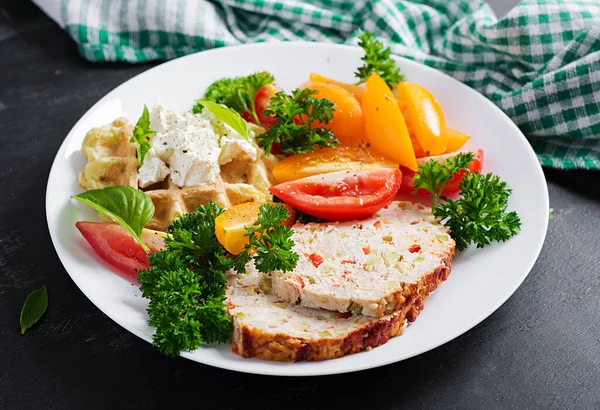 Śniadanie Mięso Kurczaka Świeża Sałatka Wafel Zdrowy Lunch Lub Kolacja — Zdjęcie stockowe