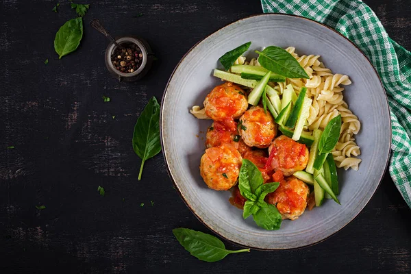 Pasta Italiana Fusilli Con Polpette Cetriolo Basilico Fondo Scuro Cena — Foto Stock