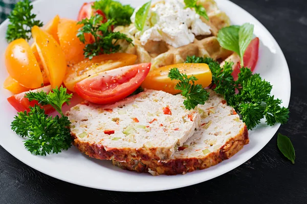 Frühstück Hühnerfrikadellen Und Frischer Salat Und Waffeln Gesundes Mittagessen Oder — Stockfoto