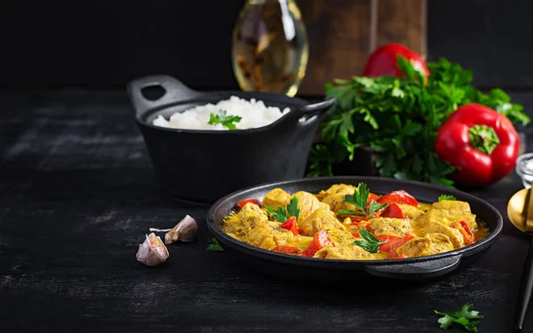 Traditionell Indisk Currykyckling Masala Indiska Kyckling Curry Med Sötpaprika Och — Stockfoto
