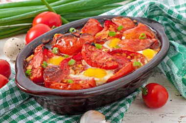 pişmiş domates sarımsak ve yumurta ile