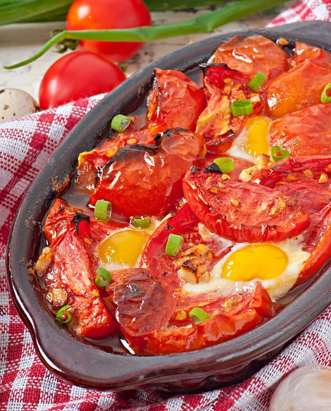 Gebackene Tomaten mit Knoblauch und Eiern — Stockfoto