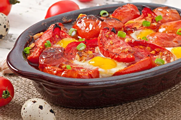 Tomates al horno con ajo y huevos — Foto de Stock