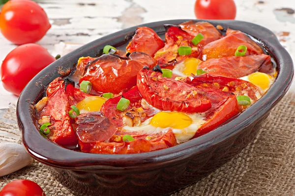 Gebackene Tomaten mit Knoblauch und Eiern — Stockfoto