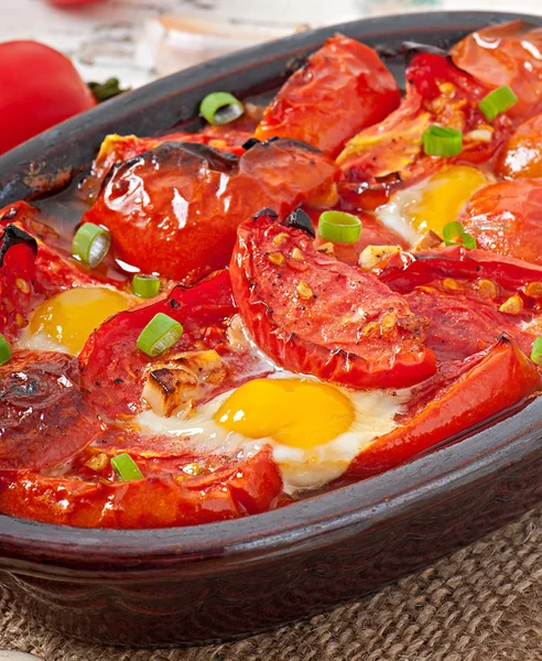 烤的西红柿炒大蒜和鸡蛋 — 图库照片