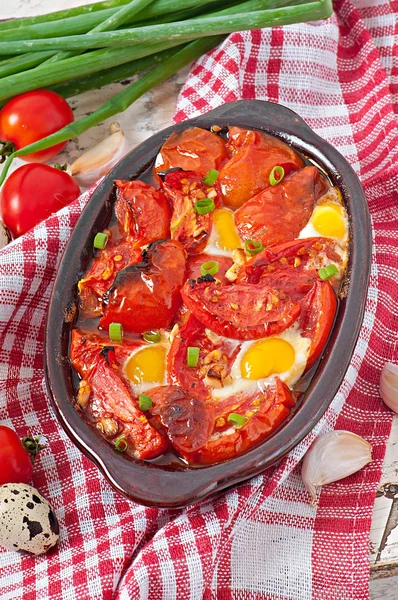 Tomates al horno con ajo y huevos — Foto de Stock