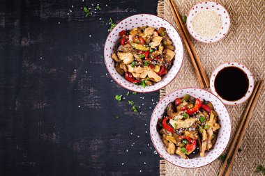 Kızartmayı tavuk, patlıcan, kabak ve tatlı biberle karıştırın. Çin yemeği. Üst görünüm, yukarıda