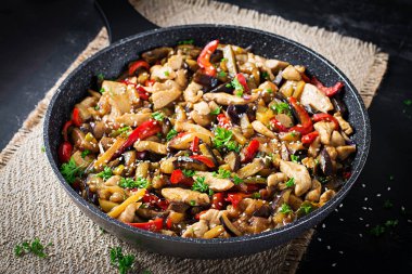 Tavuk, patlıcan, kabak ve tatlı biberle karıştır..