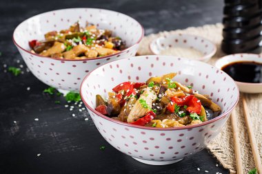 Tavuk, patlıcan, kabak ve tatlı biberle karıştır..