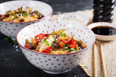 Tavuk, patlıcan, kabak ve tatlı biberle karıştır..