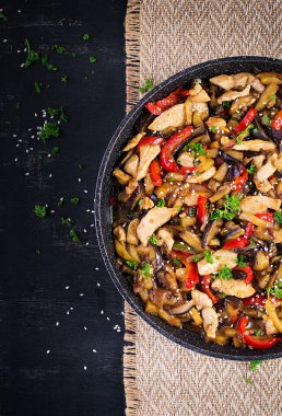 Kızartmayı tavuk, patlıcan, kabak ve tatlı biberle karıştırın. Çin yemeği. Üst görünüm, yukarıda