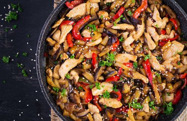 Kızartmayı tavuk, patlıcan, kabak ve tatlı biberle karıştırın. Çin yemeği. Üst görünüm, yukarıda