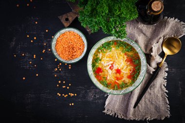 Kırmızı mercimek ve kırmızı biberli tavuk çorbası. Geleneksel Akdeniz yemekleri. Sağlıklı yiyecekler. Üst görünüm, yukarıda