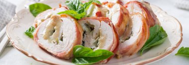 Tavuklu börek, fesleğen ve peynirli tabak. Sağlıklı öğle yemeği. Pankart. Keto diyeti.