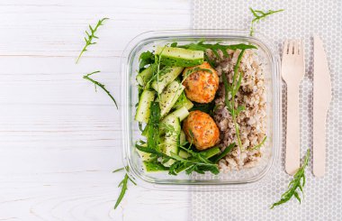 Beslenme çantası yulaf ezmesi, salatalık salatası, ve fındık, ekmek, beyaz ahşap arka planda armut. Beslenme çantası yemeği. Üst manzara, düz uzanma