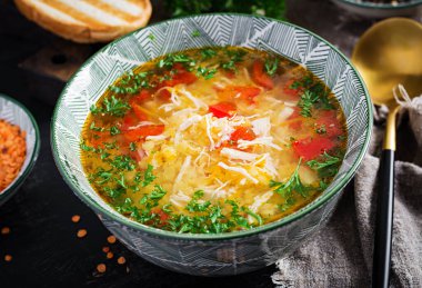 Kırmızı mercimek ve kırmızı biberli tavuk çorbası. Geleneksel Akdeniz yemekleri. Sağlıklı yemek..