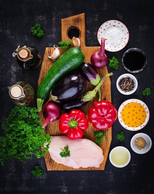 Kızartma, tavuk, patlıcan, kabak ve tatlı biber karışımı Çin yemeği. Üst görünüm, yukarıda