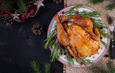 Fırında tavuk ya da hindi. Noel masası hindi ile servis edilir, parlak süslemelerle süslenir. Kızarmış tavuk, masa. Noel yemeği. Masa ayarı. Üst görünüm, yukarıda