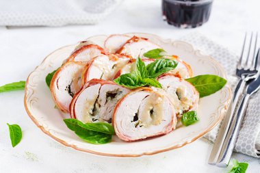 Tavuklu börek, fesleğen ve peynirli tabak. Sağlıklı öğle yemeği. Keto diyeti.