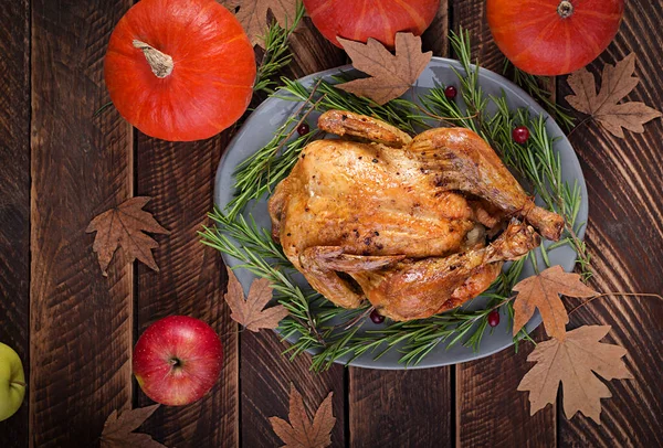 烤火鸡 用覆盆子装饰在乡村风格的桌子上 上面装饰着南瓜 苹果和秋天的叶子 感恩节 平躺在床上顶部视图 — 图库照片