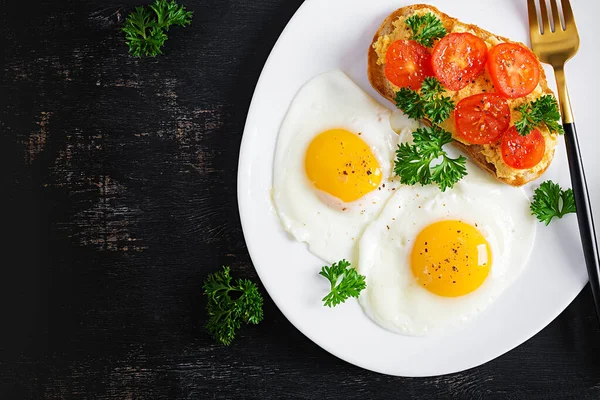 Huevos Fritos Sándwich Paté Pollo Parrilla Sobre Fondo Oscuro Vista — Foto de Stock