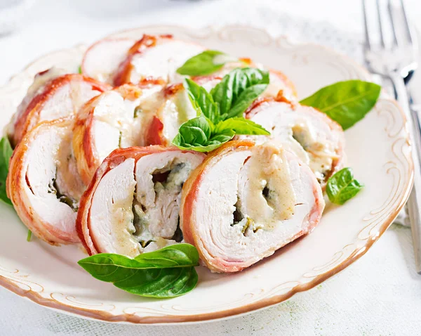 Gebakken Kippenbroodjes Met Basilicum Kaas Bord Gezonde Lunch Keto Dieet — Stockfoto