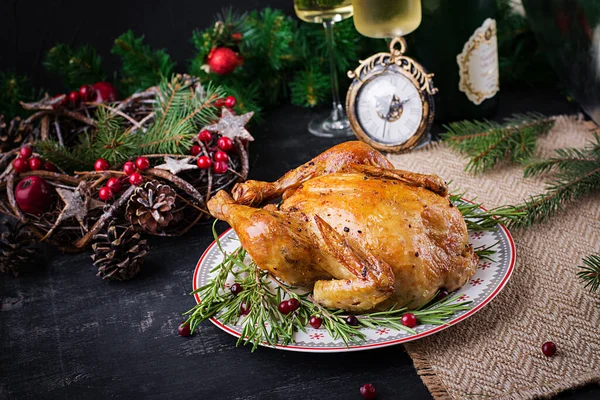 Pollo Forno Tacchino Tavola Natale Servita Con Tacchino Decorato Con — Foto Stock