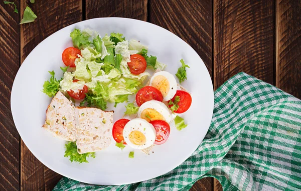Bord Met Een Keto Dieet Voedsel Sandwich Met Gekookt Tomaten — Stockfoto