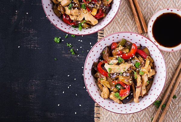 Stekt Med Kylling Aubergine Zucchini Grønnsakpaprika Kinamat Sett Ovenfra – stockfoto