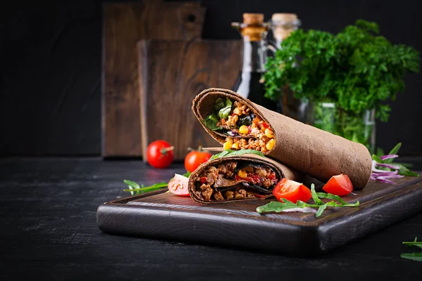 Burritos Envolve Carne Bovina Legumes Fundo Madeira Escura Burrito Carne — Fotografia de Stock