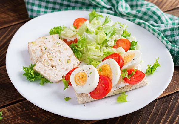 Placă Dietă Keto Sandwich Fiert Roșii Carne Salată Keto Micul — Fotografie, imagine de stoc