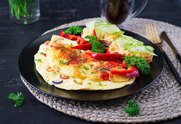Desayuno Tortilla Con Pimentón Queso Tomates Con Sándwiches Plato Negro —  Fotos de Stock