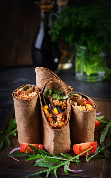 Burritos Envolve Carne Bovina Legumes Fundo Madeira Escura Burrito Carne — Fotografia de Stock