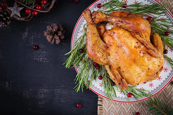 Pollo Pavo Horno Mesa Navidad Sirve Con Pavo Decorado Con — Foto de Stock